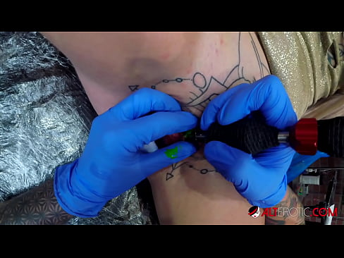 ❤️ Tsis tshua muaj tattooed hottie Sully Savage tau txais tattoo ntawm nws clitoris ❌  Porn video  ntawm peb hmn.pornsexer.ru% Ib ❤